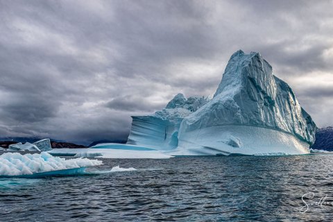 06.GRN_SVM9700_9703.P 
Greenland, September 2022
M/S Freya  Expedition 
East Greenland Scoresby Sound  fjord system 
Iceberg   city  (from Zodiac)